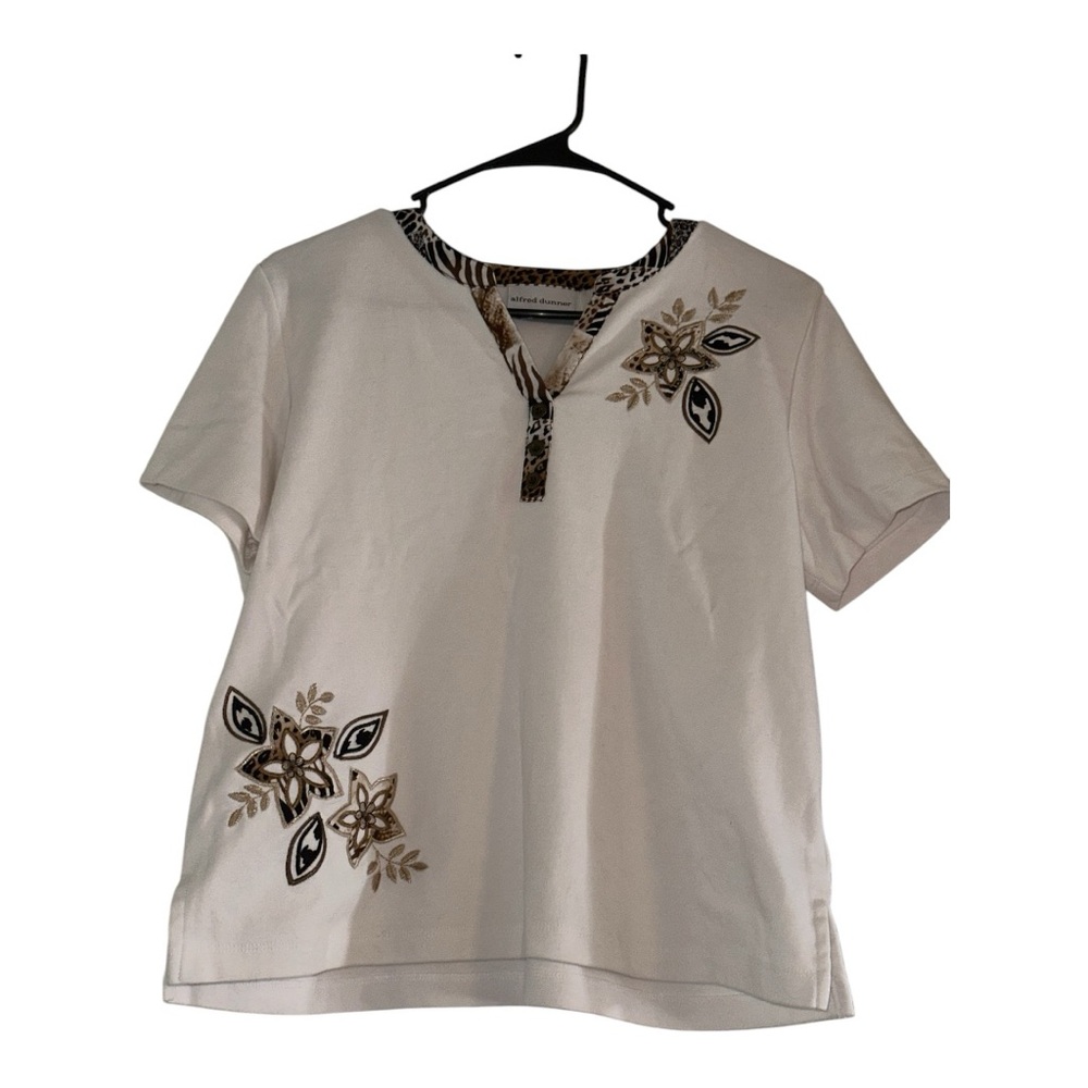 Alfred dunner petite size shirt. With beautiful flower design.